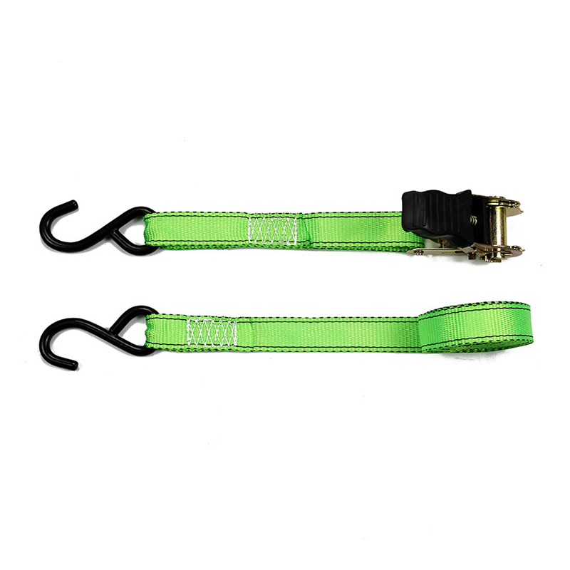Les 4 sangles à cliquet recouvertes de caoutchouc de 2,5 cm.